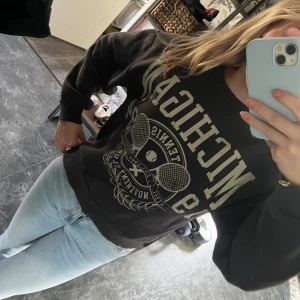 Gina tricot sweatshirt - Sweatshirt från Gina tricot, jättebra skick. Säljer massa fler Gina sweatshirts på min profil🩷