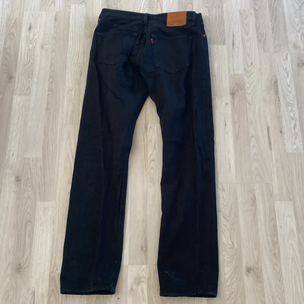 Ett par riktigt feta Levi’s 501 som jag säljer då de inte kommer till användning längre  Storlek W32 L34. Jeans & Byxor.