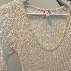 Klänning - Beige långklänning köpt från Nelly Helt ny, aldrig använd  Kan vara genomskinlig (funkar att ha underklänning under)