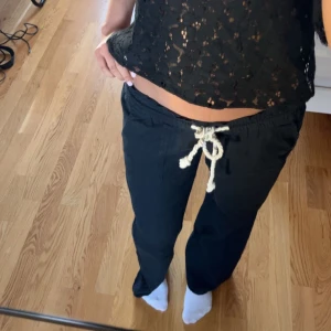 Roxy linnebyxor - Svarta lågmidjade linnebyxor från Roxy i superbra skick köptes för 600 storlek xs Kanten har jag tagit ner så de blev längre💗