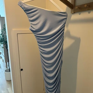 Klänning - Ljusblå klänning från Nelly Normal i storleken  Endast använd en gång🥰