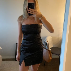 Svart kort klänning  - Fin klänning från Gina🔥