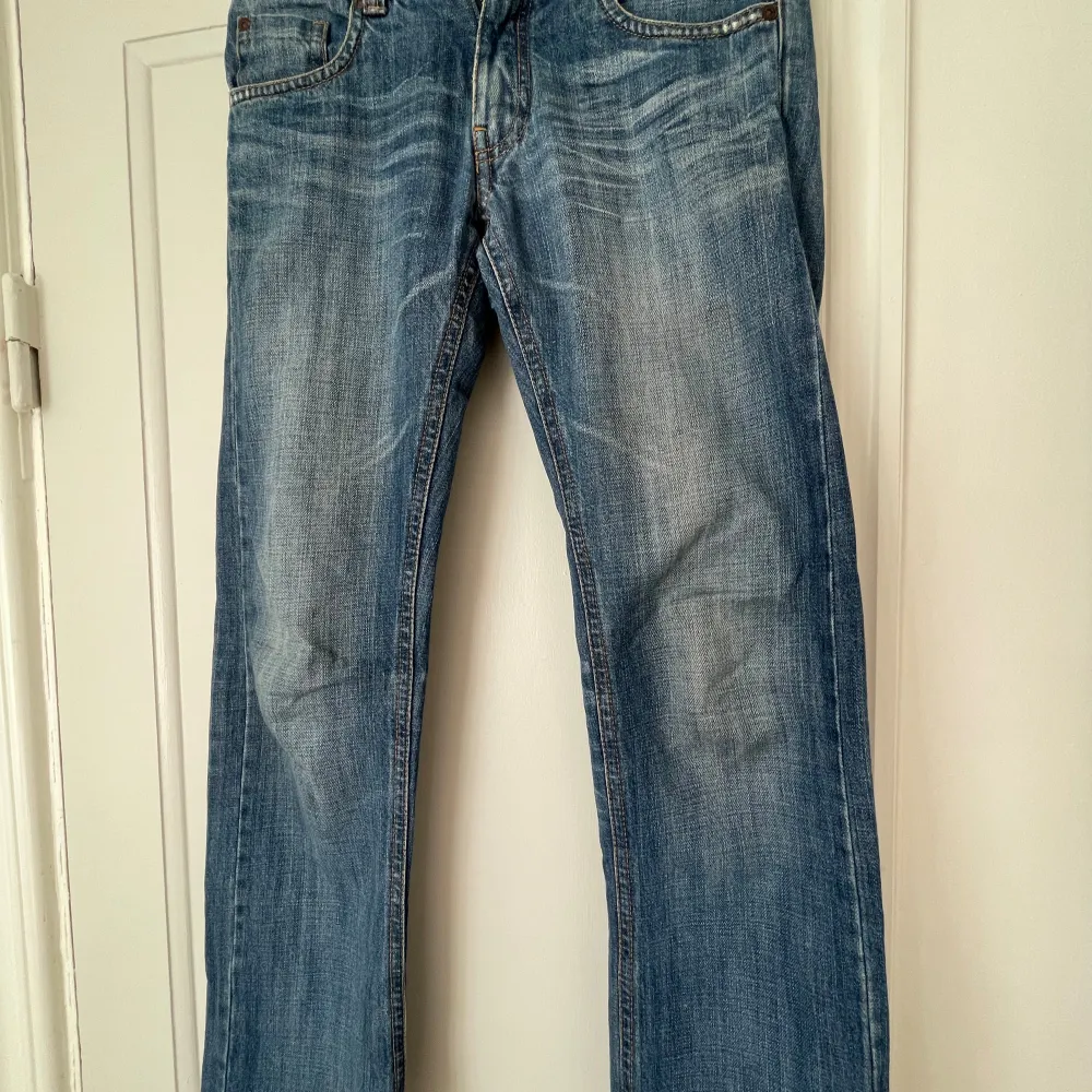 Snygga lågmidjade jeans i fint skick med fina detaljer på bakfickorna i storlek 158 men passar någon 160-165 då de är lite stora i storleken💕. Jeans & Byxor.