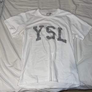 Saint Laurent T-shirt  - Tja! Säljer nu min feta ysl T-shirt då den börjar bli för liten för mig. Skick 9.5/10 inga defekter. Hör av er vid minsta frågor eller funderingarar😀