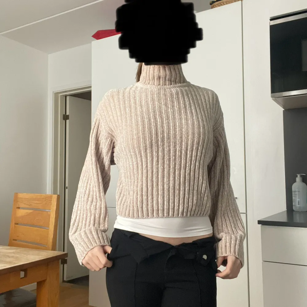 Säljer en superfin beige polotröja i strl XS och ribbat material. Den är croppad och har långa ärmar. Perfekt för höst och vinter! Tröjan är i nyskick då den är sparsamt använd och passar både till vardags och fest. Den är väldigt bekväm och stilren. Passa på att köpa den nu! 💛. Tröjor & Koftor.