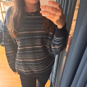 Mönstrad stickad tröja från Pringle - Säljer en supermysig tröja från Pringle of Scotland. perfekt till hösten! Säljer för att den inte kommer till användning. Köpt som vintage secondhand men fortfarande i bra skick. Skriv för exakta måtten. Pris kan diskuteras. 🍁🤎