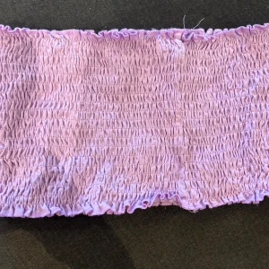 Lila bikiniöverdel från SOC - Säljer en superfin lila tröja från SOC. Den är ribbad och har en tight passform. Perfekt för sommarens alla strandhäng! 💜