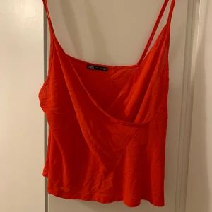 Topp från Zara - Orange/röd färg. Passar S-M. Pris går att diskutera. Köparen står för frakt💕