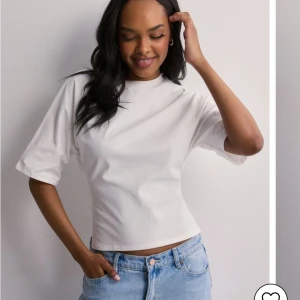 Nelly tröja öppen rygg - Fin, trenden tröja, den har en liten smink fläck men ej super synlig.