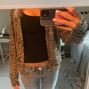 Leopard kofta - Helt oanvänd leopardmönstrad kofta från voyelles i storlek S! 