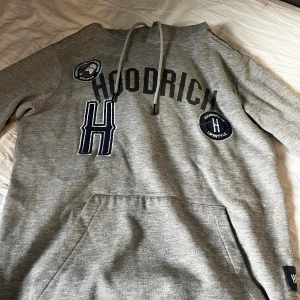 Hoodrich hoodie - Hoodrich hoodie, den är använd några gånger. Storleken på den är XS i vuxen storlek. Hoodien kmr självklart att tvättas innan den skickas
