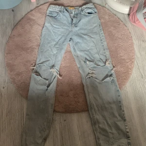  Jeans - Dom är lite trasiga vid knäna det har blivit ett större hål. 
