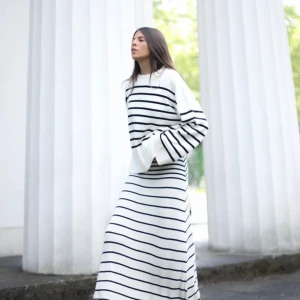 Oversized stickad tröja - Stickad tröja från NA-KD. Aldrig använd bara testad, kommer med lappar på. 449 originalpris, säljer för 199 + frakt. Kan fraktas eller hämtas upp i Göteborg💗