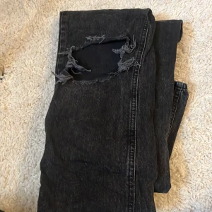 Så snygga jeans - Ett par sparsamt andvända ”baggy” skulle mer säga att det är straight i passformen men lite mittemellan😻 jeans ifrån ginatricot med hål på knäna 