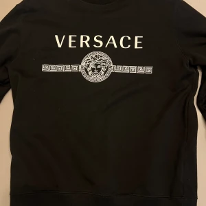 Versace sweatshirt - Väldigt bra skick, inte använd alls mycket. Köpt på NK i Göteborg, nypris 5000kr. 