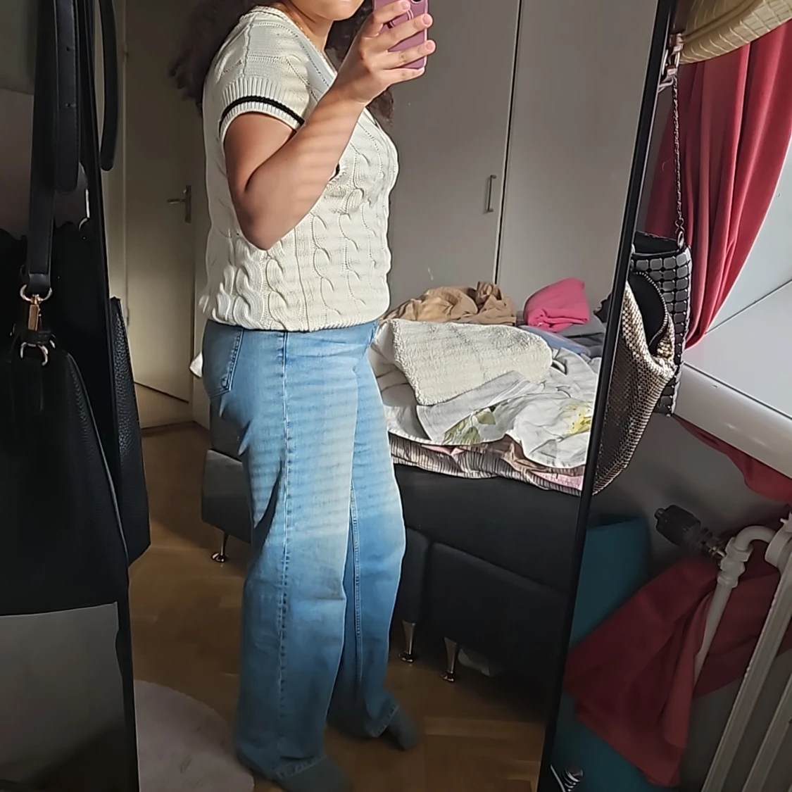 En jättefin väst från ginatricot. Passar bra med jeans eller kostymbyxor. Säljer pga ej används - 91