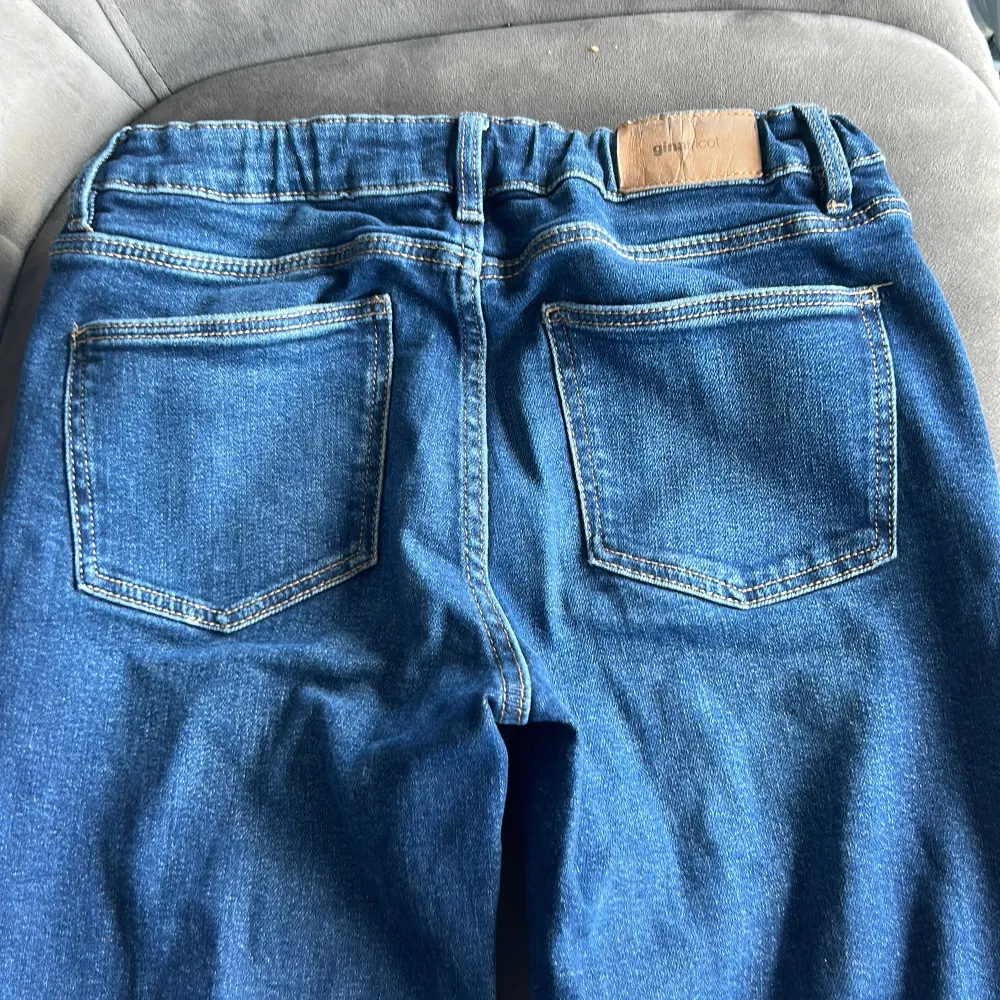 St 164. Lågmidjade mörkblåa bootcut jeans. Har en bra längd och storlek i midjan. Man kan reglera midjan! . Jeans & Byxor.