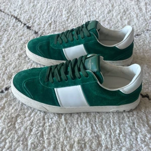 Flycrew  - Valentino Flycrews! | Storlek 41, passar 42 | Nästinintill nya, endast använd någon gång | Dustbags medföljer! | Svarar gärna på era frågor!