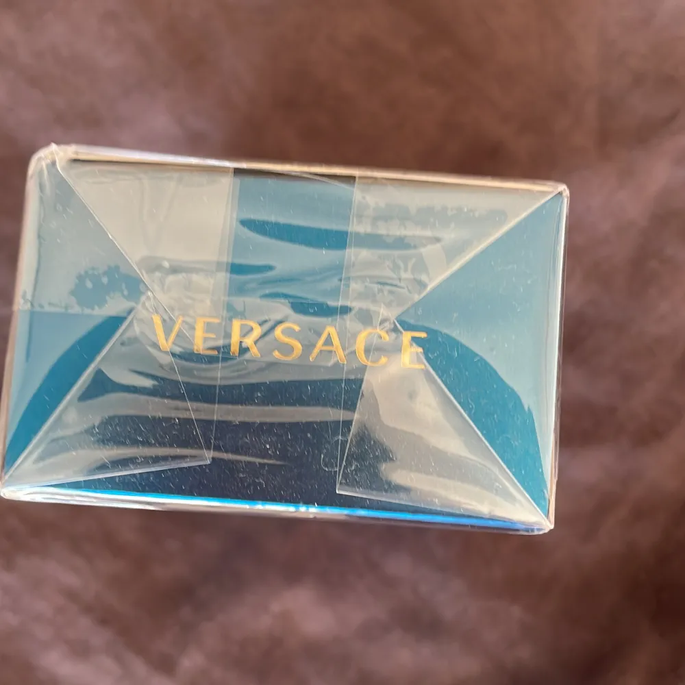 Säljer en Versace parfym. Oöppnad  30 ml . Parfym.