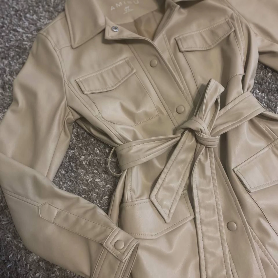 Beige trenchcoat med bälte - 90