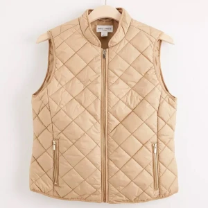 Beige quiltad väst från Daily Ritual - En snygg beige quiltad väst. Den har en dragkedja framtill och praktiska fickor med dragkedjor. Perfekt för höst och vår när du vill ha något lätt men ändå varmt. HELT NY