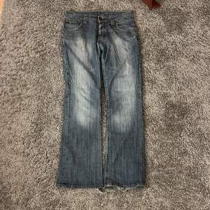 Vintage jeans från okänt märke, använda fåtal gånger. De har några defekter på bilderna längst bak därav priset💗