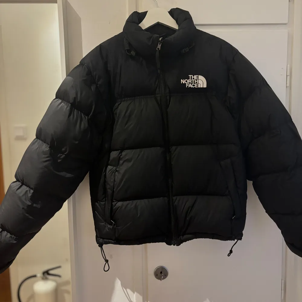 North face 700, i fint skick! Nypris ca 3800kr. Storlek S i herr men funkar även som M i dam om man vill ha en lite ”puffigare” modell. För referens är jag 175cm. Jackor.