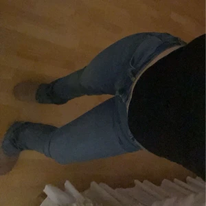 Zara jeans - Sitter super fint, formar sig efter din egen kropp, low, använda typ 2 gånger 🥰stretchiga! 