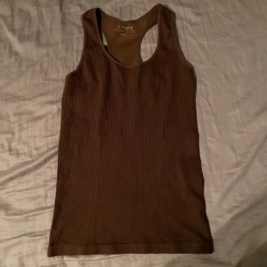 Brunt linne - Brunt linne, säljer då det aldrig använts och är alltså i nyskick. Funkar både till vardags och som träningslinne