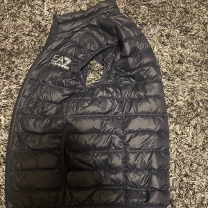 Äkta ea7 väst  - Använd 2 gånger helt ny typ