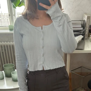 Topp - Ribbad tröja med knappar 