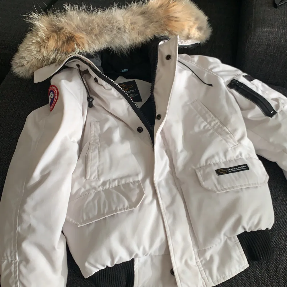 Canada goose chilliwack (korta modellen) Fin vit färg, kemtvättad förra vintern, knappt använd sedan dess. Förvarad i klädpåse. Köpt för flera år sedan på NK Stockholm för ca 7999kr. Fin i muddarna vilket är ovanligt!  Skickas eller möts upp i STHLM.. Jackor.