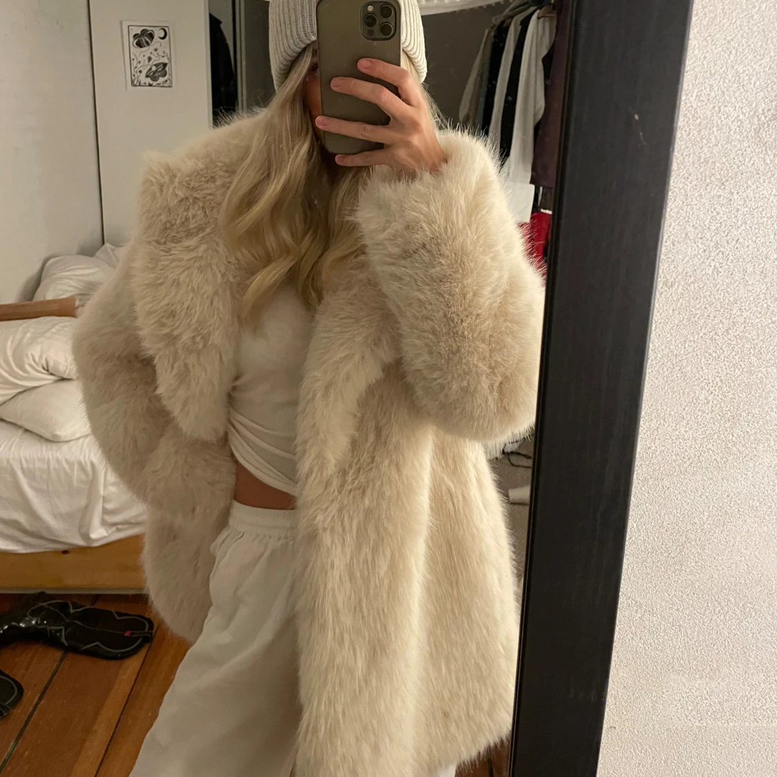 Vit pälsjacka