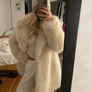 Vit pälsjacka - Jättefin vit/gräddvit pälsjacka från mango, köpt i vintras. Använd endast 1 gång. 