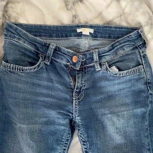 Byxor - Säljer dessa jättefina lowwaist bootcut byxor från Gina. Säljs då de inte används❤️ defekter på bild 4, skriv för frågor mm❤️