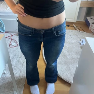 Lågmidjade Jeans - Mörkblåa lågmidjade jeans i storlek S/36 från märket Lee Cooper💞 De är utsvängda och stretchigt material. Jag har vikt upp dem eftersom att de är för långa för mig💕. Köparen står för frakten. Skriv för frågor, mått osv❣️