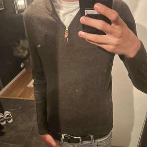Morris halvzip - Säljer denna Morris halvzip för den e för liten! Står att det L men den sitter mer som M. Änvänd 2 gånger men har inga defekter. Pris är diskuterbart