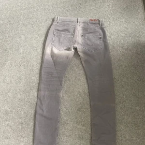 Dondup jeans gråa  - Säljer nu ett par sjukt feta dondup jeans i en väldigt snygg grå färg, nypris runt 3000. Jeansen heter Sam(slim). Skick 9/10, sparsamt använda. Priset är inte hugget i sten. 
