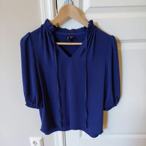 Blå blus - Blå knytblus från vero moda i storlek s. Bra skick