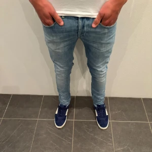 Dondup jeans  - Säljer nu mina tvär snygga dondup jeans i storleken 33. Jeansen i grymt skick, inga defekter eller skador! Hör av er vid frågor eller funderingar🙌