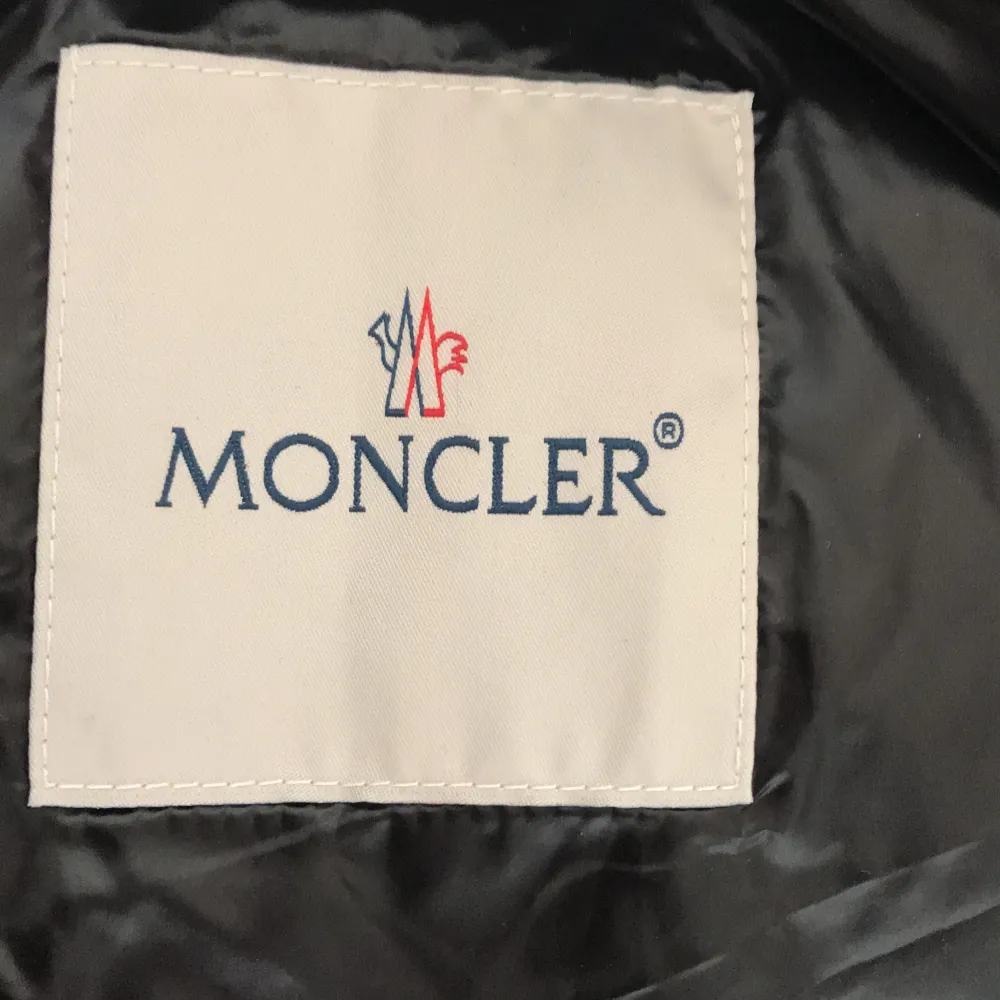 Säljer en Moncler väst i Storlek L Svart, i mycket bra skick. Perfekt för höst och vår.  Hämtas i Stockholm eller skickad mot fraktkostnad.  Hör av dig vid intresse. Jackor.