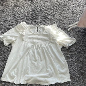 Söt vit blus - Vit blus från only. Köpt för ca 300