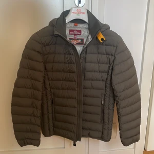 Dunjacka Parajumpers  - Aldrig använd Parajumpers Super Light Weight. Grön. Storlek Young M. Inköpt på Thernlunds 3000kr