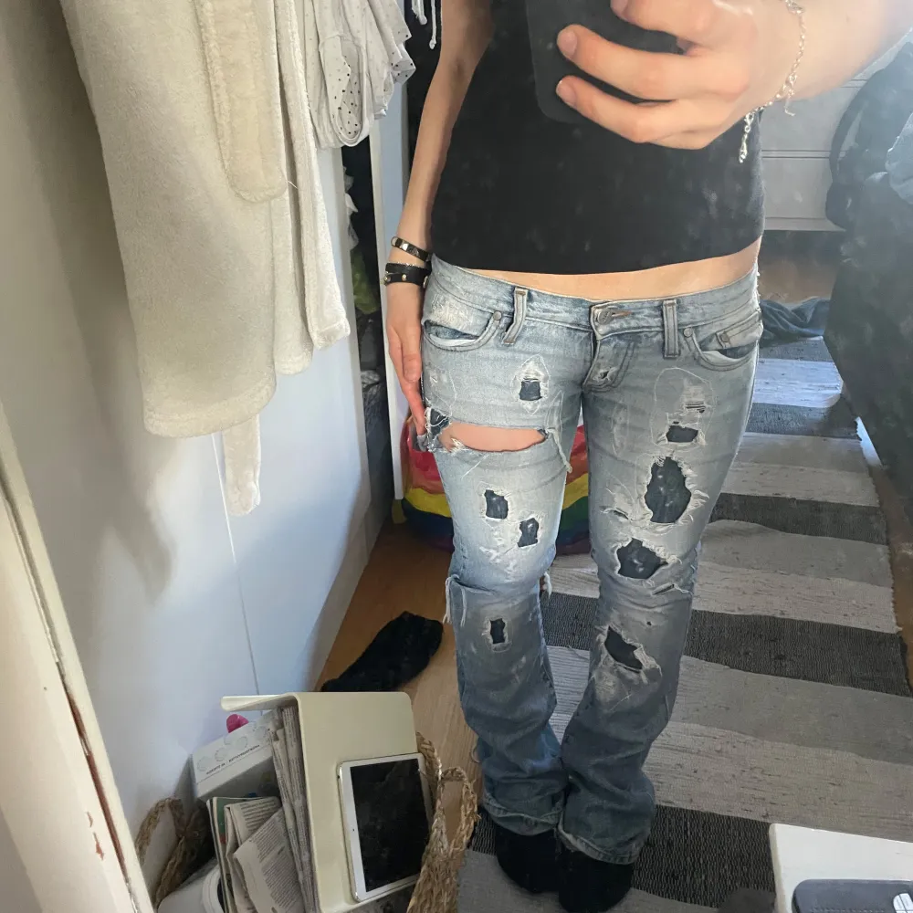 Skitsnygga lågmidjade jeans med hål som tyvärr är för små för mig 🩷🩷. Jeans & Byxor.