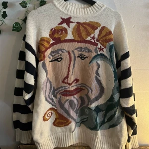 Stickad tröja - Säljer denna unika stickade tröjan som jag hittade secondhand för något år sedan. Säljer pågrund av att den aldrig kommer till användning💕