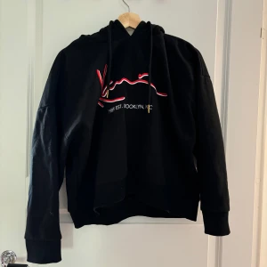 Hoodie KK - Karl Kani hoodie, använd fåtal ggr. Storlek: XS/S. Mkt bra skick