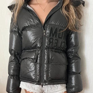 Moncler jacka  - Säljer denna fina moncler i modellen ”abbaye” denna färg är slutsåld överallt och den har inga defekter. Kvitto finns även. Säljs för över 20000kr på olika hemsidor i andra färger men grå är helt slut överallt. Luva finns som man kan ta av och på.