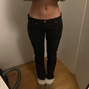 Jättesnygga lågmidjade jeans från 7 for All Mankind 💕 jättesnygg logga bak! Kan skicka egna bilder 🤗 Midjemått 82cm