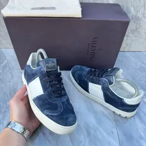 STEAL VECKA! Valentino Flycrew sneakers | Knappt använda, två nitar av | Sitter 1 storlek större | Nypris: 6499 kr | Ingår: Två nitar, kort | Frakt spårbart via Postnord eller Instabox, där köparen betalar | Tveka inte att höra av dig vid frågor📩