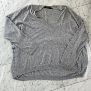 Tröja - Fin tröja i luftigt material med stenar på ena axeln